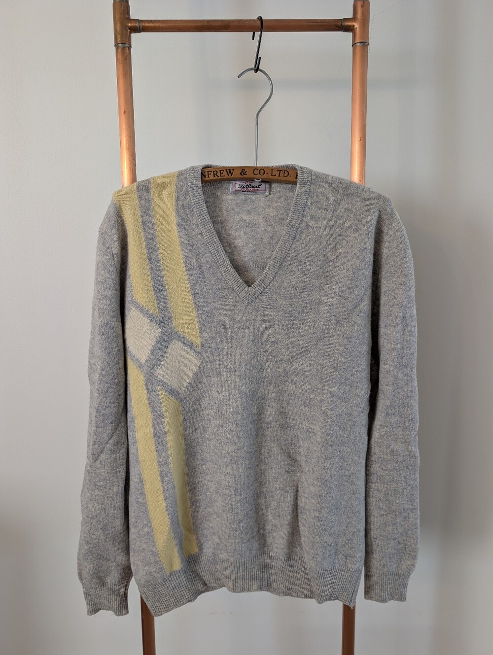 80s Titleist Men's Light Gray V-Neck Sweater with Yellow Stripe Accent